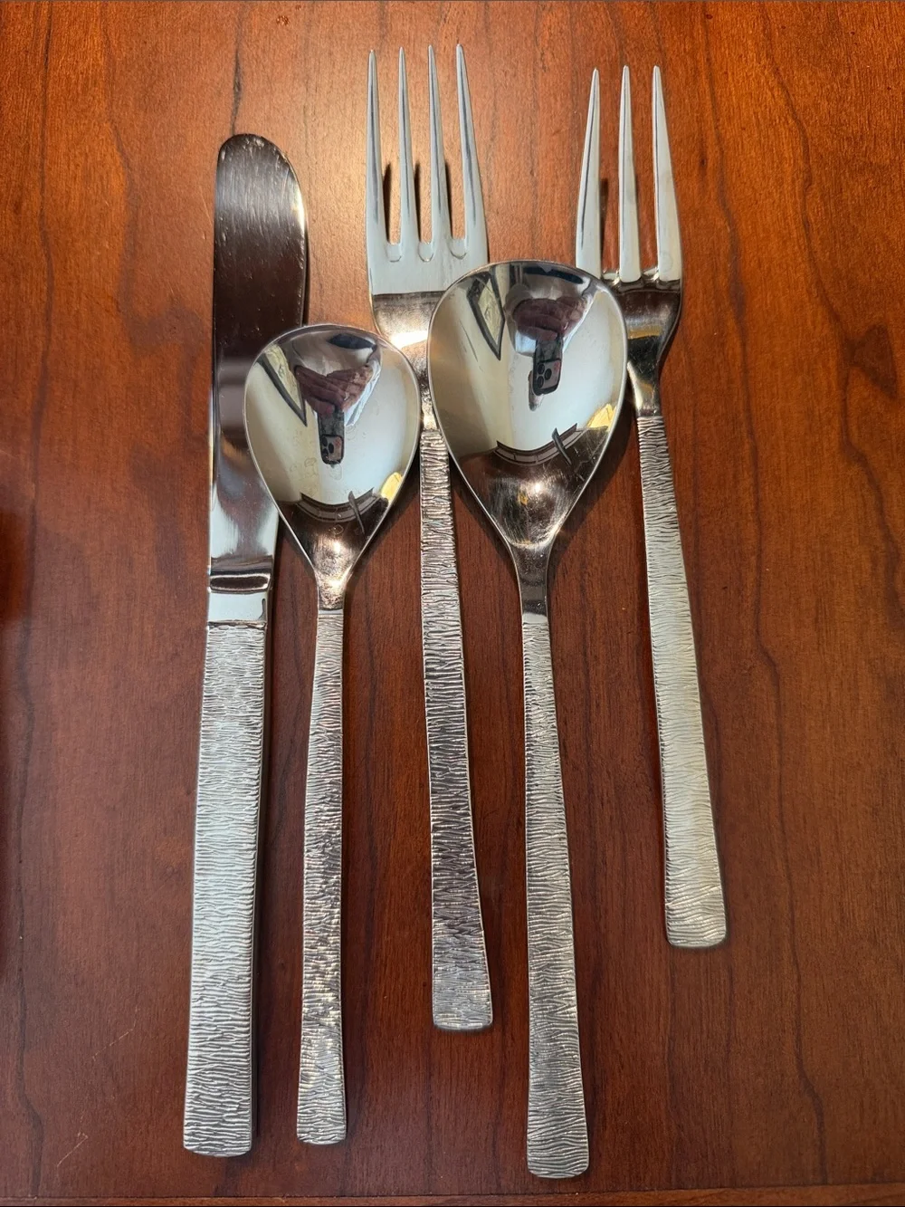 VINERS 18/10 Contemporary Textured Stainless Steel Flatware Set in Silver 71 pc